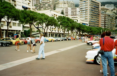 Der Quai Albert ist voll mit allen Capri Modellen aus zahlreichen Lndern
Le Quai Albert est rempli de tous les modles de Capri de nombreux pays
The Quai Albert is full of all Capri models from numerous countries